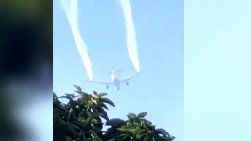 Dopravní letadlo v Los Angeles vypustilo palivo na dětské hřiště